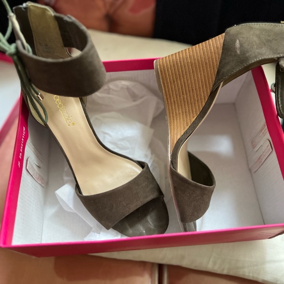 Olive green heels - Picture 4 of 9